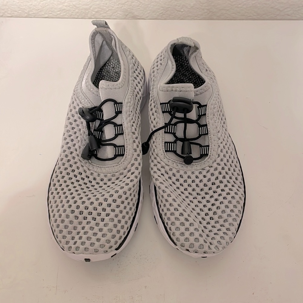 ZHUANGLIN water shoes size 7.5 women’s